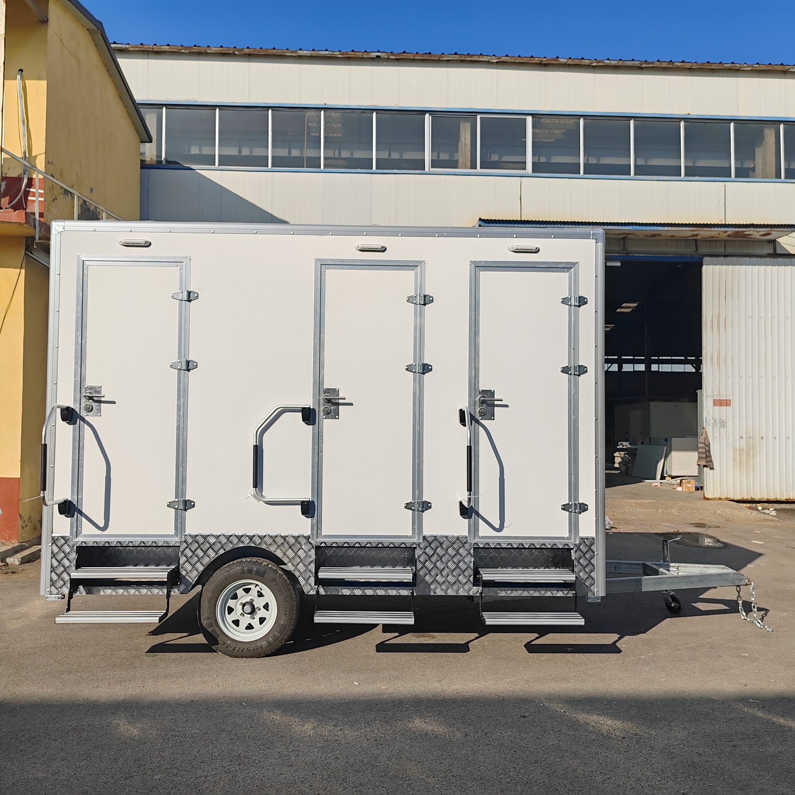 Mobile Toilet Trailer Luxury 3 - Outdoor Camping Rentals avaliação e preço